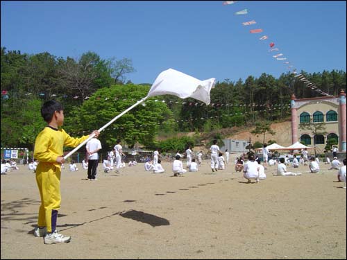 인상이는 운동회날 앞에 달리던 아이가 넘어지는 바람에 겨우 꼴찌를 면했습니다. 